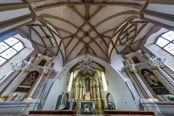 VILNIUS, Litvanya - AĞUSTOS 2019: iç kubbe ve eski bir gotik kilise tavanına bakıyor