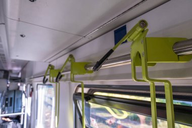 Trendeki bisiklet taşıyıcısı. Vagondaki bisikletler için taşıma aygıtı.