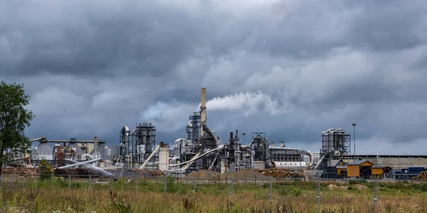 Tuberías Aserradero Empresa Carpintería Contra Cielo Gris Sombrío Concepto Contaminación — Foto de Stock