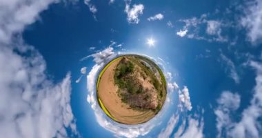 Güzel akşam kabarık bulutları arasında dönüyor. Uzay eğriliği olan küçük bir gezegen dönüşümü. 