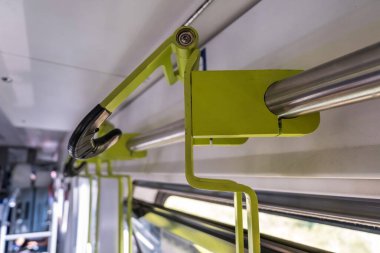 Trendeki bisiklet taşıyıcısı. Vagondaki bisikletler için taşıma aygıtı.