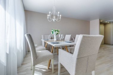 Modern lüks misafir odasının içinde bir buket gülle servis edildi stüdyo dairelerde minimalist tarzda.