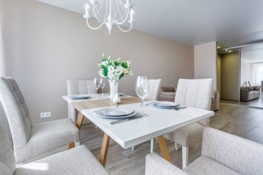 Modern lüks misafir odasının içinde bir buket gülle servis edildi stüdyo dairelerde minimalist tarzda.