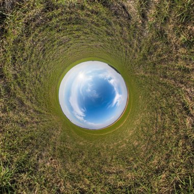 Küresel panoramanın küçük gezegen dönüşümünün 360 derece tersi. Muazzam güzel bulutlarla dolu küresel soyut hava manzarası. Uzayın eğriliği.