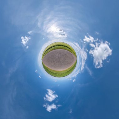 Küresel panoramanın 360 derecelik küçük gezegen dönüşümü. Küresel soyut hava manzarası temiz gökyüzü ve muhteşem bulutlarla dolu. Uzayın eğriliği.