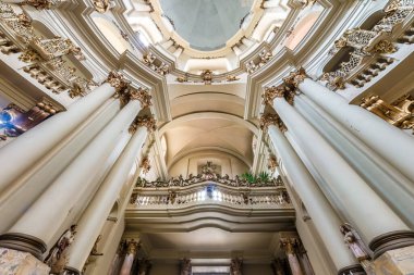 LVIV, UKRAINE - AĞUSTOS 2019: iç kubbe ve eski bir gotik veya barok birleşik kilise tavanı ve kubbe içine bakıyor