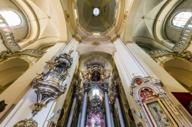 LVIV, UKRAINE - AĞUSTOS 2019: iç kubbe ve eski bir gotik veya barok birleşik kilise tavanı ve kubbe içine bakıyor