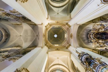 LVIV, UKRAINE - AĞUSTOS 2019: iç kubbe ve eski bir gotik veya barok birleşik kilise tavanı ve kubbe içine bakıyor