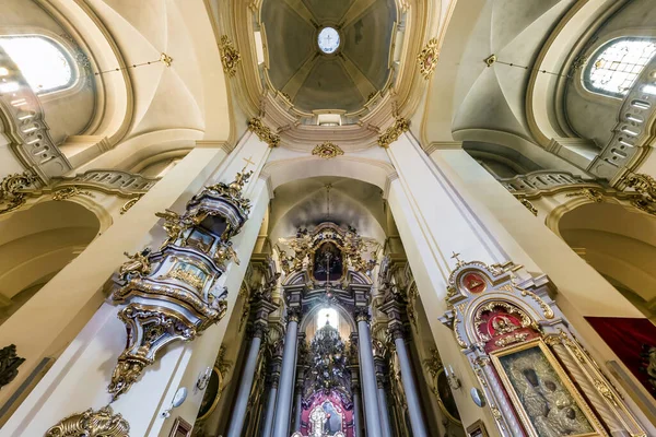 LVIV, UKRAINE - AĞUSTOS 2019: iç kubbe ve eski bir gotik veya barok birleşik kilise tavanı ve kubbe içine bakıyor