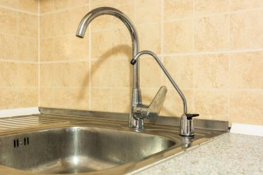 Pahalı bir banyo ya da mutfakta musluk musluğu ve musluk var..