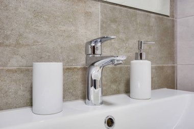 Pahalı bir banyo ya da mutfakta musluk musluğu ve musluk var..