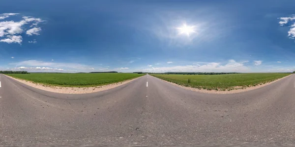 全球无缝全景360度全景无交通老旧沥青路面等长方形投影白云 Ar含量 — 图库照片