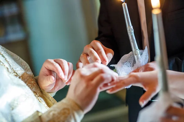 Priester Helpt Pasgetrouwden Bij Huwelijksceremonie Kerk — Stockfoto