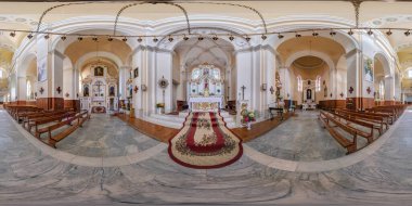 SVIR, BELARUS - Temmuz 2020: Neo gotik katolik kilisesinin içinde tam küresel dikişsiz hdri panorama 360 derece açılı eş dikdörtgen yansıtma, VR AR içeriği