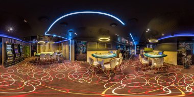 LAS VEGAS, ABD - Mayıs 2017: Tam dikişsiz küresel hdri panorama 360 derecelik elit lüks VIP kumarhanesi sıralı slot makineleri ve eşit dikdörtgen projeksiyonlu poker masası. VR