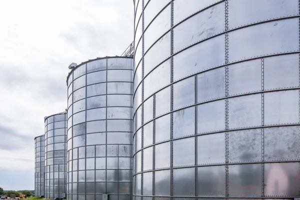Moderne Kornheis Sølvsiloer Landbruks Produksjonsanlegg Rensing Lagring Landbruksprodukter Mel Korn – stockfoto