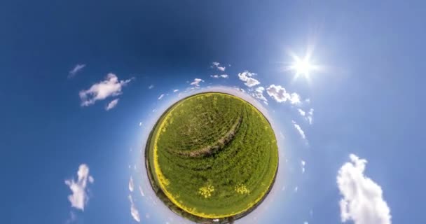 Pequeño Planeta Verde Gira Entre Cielo Azul Claro Nubes Blancas — Vídeos de Stock