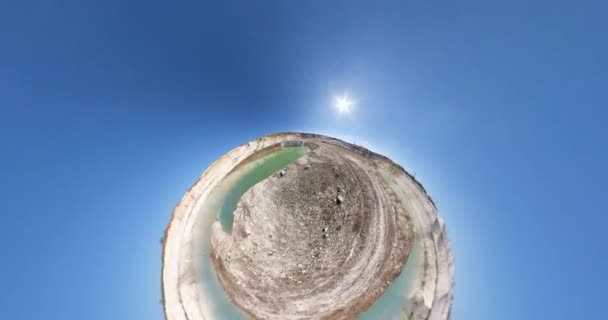 白色的沙漠小行星在蔚蓝的天空中旋转 小的行星变化与曲率的空间 回圈旋转 — 图库视频影像
