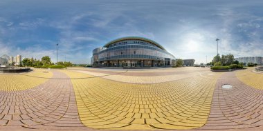 MINSK, BELARUS - HAZİRAN 2017: tamamen pürüzsüz küresel hdri panorama 360 modern spor kompleksi stadyumu binası yakınında eş dikdörtgen projeksiyon, VR AR içeriği