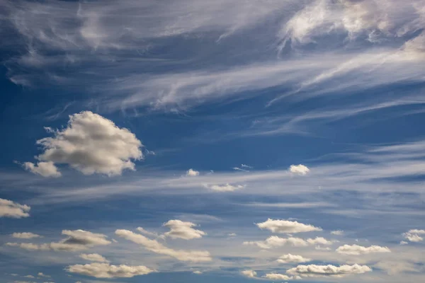 Céu azul claro com sol escaldante. Panorama hdri sem costura 360 graus  ângulo vista com zênite