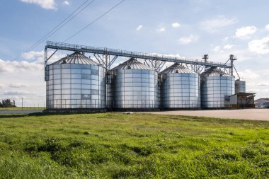 Modern Granary asansörü. Tarım işleme ve imalat tesisinde tarım ürünleri, un, tahıl ve tahıl işleme ve depolama için gümüş silolar. 