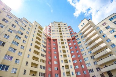 Çok katlı gökdelen binasının alt görüntüsü