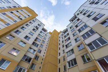 Çok katlı gökdelen binasının alt görüntüsü