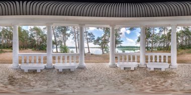 tam dikişsiz hdri panorama 360 derece beton balkon içinde çam ağacı ormanlarında sütunlar eşdörtgen projeksiyonda, VR içeriği