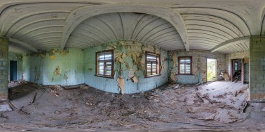 Tam küresel hdri panorama 360 derecelik açıyla köydeki terk edilmiş ahşap evde eş dikdörtgen projeksiyonla, hazır AR VR sanal gerçeklik içeriği