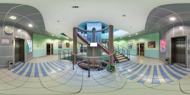 MINSK, BELARUS - Temmuz 2016: Modern spor salonunun içinde merdiven ve asansörler eşdikdörtgen projeksiyonlu, VR içeriği tam küresel, pürüzsüz hdri panorama 360 derecelik açı görüntüsü,