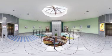 MINSK, BELARUS - Temmuz 2016: Modern spor salonunun içinde merdiven ve asansörler eşdikdörtgen projeksiyonlu, VR içeriği tam küresel, pürüzsüz hdri panorama 360 derecelik açı görüntüsü,