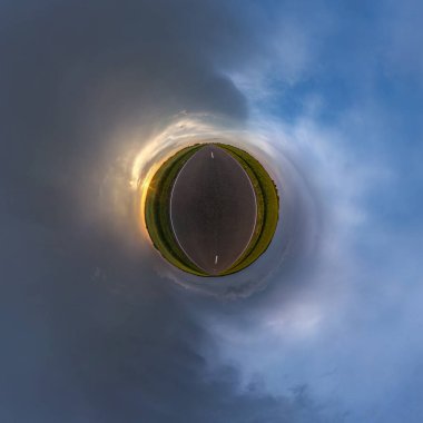 Küresel panoramanın 360 derecelik küçük gezegen dönüşümü. Küresel soyut hava manzarası temiz gökyüzü ve muhteşem bulutlarla dolu. Uzayın eğriliği.