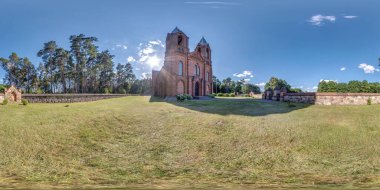 Eksiksiz küresel hdri panorama 360 derece Neo Gotik dekoratif ortaçağ mimari kilisesinin yanında, köşegenli küresel projeksiyonla zenit ve nadir. vr içeriği