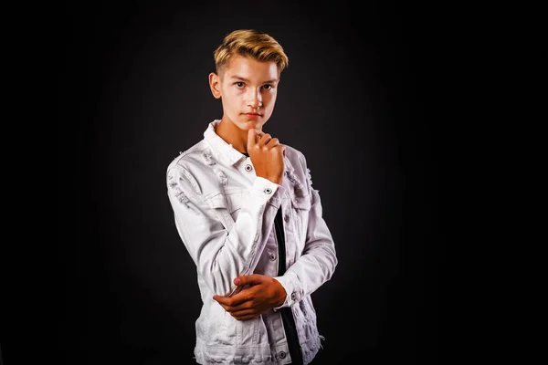Siyah Arka Planda Beyaz Ceketli Yakışıklı Bir Çocuğun Göz Alıcı — Stok fotoğraf