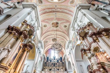 VILNIUS, LITHUANIA - AĞUSTOS 2019: İç kubbe ve eski bir gotik veya barok katolik kilise tavanına bakmak ve kubbe