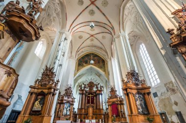 VILNIUS, LITHUANIA - AĞUSTOS 2019: İç kubbe ve eski bir gotik veya barok katolik kilise tavanına bakmak ve kubbe