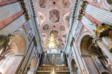 VILNIUS, LITHUANIA - AĞUSTOS 2019: İç kubbe ve eski bir gotik veya barok katolik kilise tavanına bakmak ve kubbe