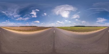 Eksiksiz küresel panorama 360 derecelik açıyla trafik yok. Açık gökyüzü ve beyaz bulutlar eşdörtgen projeksiyonlu alanlar arasında eski asfalt yol, VR AR içeriği