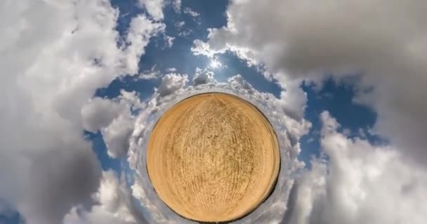 Piccolo Pianeta Giallo Ruota Tra Cielo Blu Nuvole Bianche Piccola — Video Stock