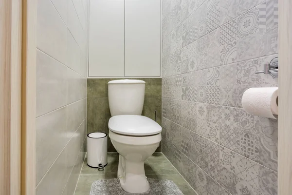 Tuvalette Beyaz Seramik Klozet — Stok fotoğraf