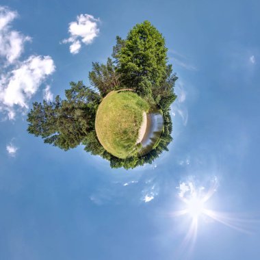 Küresel panoramanın küçük yeşil gezegen dönüşümü 360 derece. Küresel soyut hava manzarası temiz gökyüzü ve muhteşem bulutlarla dolu. Uzayın eğriliği.