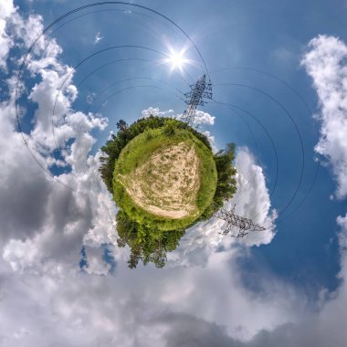 Küresel panoramanın küçük yeşil gezegen dönüşümü 360 derece. Yüksek voltajlı elektrik direği kuleleri ve muhteşem güzel bulutları olan küresel soyut hava manzarası. Uzayın eğriliği.
