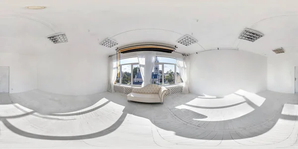Boş gün ışığı fotoğraf stüdyosunun içinde 360 derece tam küresel dikdörtgen projeksiyonlu mobilyasız panoramik pencereli, VR 