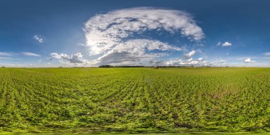 Tam dikişsiz küresel hdri panorama 360 derece açıyla yaz günü tarlalar arasında görünüm eşkenar dörtgen yansıtmalı muhteşem bulutlar, VR AR sanal gerçeklik içeriği için hazır