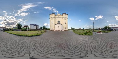Dekoratif ortaçağ mimari barok kilisesi cephesinin dış cephesinde, zenit ve az ile eş dikdörtgen küresel projeksiyonla kusursuz küresel hdri panorama 360 derece açıyla. vr içeriği