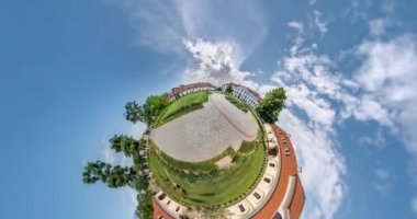 Küçük gezegen dönüşümünün uzayın eğriliği. Güneşli bir günde, taştan bir sarayın yakınındaki muhteşem bulutların oluşturduğu, soyut bir bükülme ve tam bir uçuş manzarası..