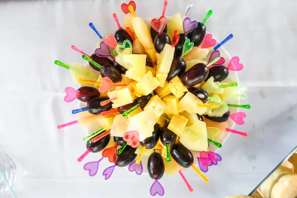 Canapés Marmelada Queijo Azeitonas Linguiças Espetos — Fotografia de Stock