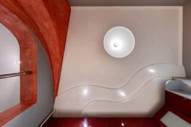 Dairedeki ya da evdeki boş odada halojen benekli lambalar ve alçıpan inşaatı olan esnek, beyaz ve karmaşık bir tavan şekli. Askıya alınmış tavan . 