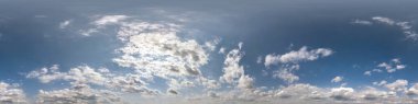 Pürüzsüz mavi gökyüzü hdri panorama 360 derecelik açı açılı zirve ve ve güzel bulutlar gökyüzü kubbesi veya dron görüntüsü olarak 3D grafiklerde kullanmak için