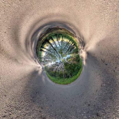 Küresel panoramanın küçük mavi gezegen dönüşümünün 360 derece tersi. Muazzam güzel bulutlarla dolu küresel soyut hava manzarası. Uzayın eğriliği.